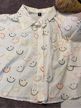 SHEIN White Short-Sleeve Button-Down Crop Top with Multicolor Smiley Print